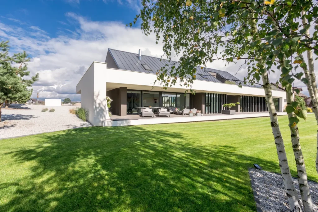 outdoors view of modern house 2021 08 26 15 45 07 utc